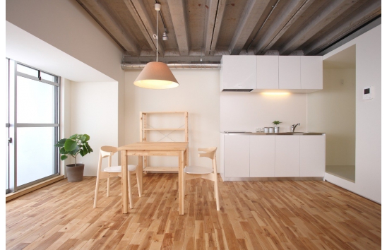 室内の床材や使用している内装材を確認しましょう